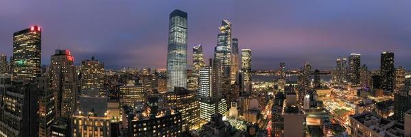 ny york stad - Maj 9, 2019 - panorama- se av midtown manhattan skyskrapor i ny york stad under på skymning. foto