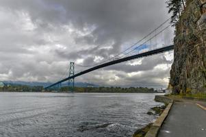 lejon Port bro som sett från Stanley parkera i vancouver, Kanada. de lejon Port bro, öppnad i 1938, officiellt känd som de först narrows bro, är en suspension bro. foto
