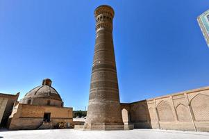 bra minaret av de kalon i bukhara, uzbekistan. den är en minaret av de po-i-kalyan moské komplex i bukhara, uzbekistan och ett av de mest framträdande landmärken i de stad. foto