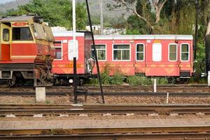 kalka, haryana, Indien Maj 14 2022 - indisk leksak tåg diesel lokomotiv motor på kalka järnväg station under de dag tid, kalka shimla leksak tåg diesel lokomotiv motor foto