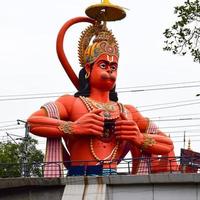 stor staty av herre hanuman nära de delhi metro bro belägen nära karol bagh, delhi, Indien, herre hanuman stor staty rörande himmel foto