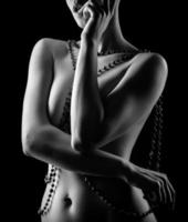 porträtt av en naken flicka med skön Smycken på henne kropp foto
