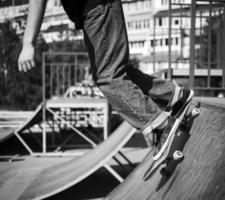 skateboarder gör de lura med en hoppa på de ramp. skateboarder flygande i de luft foto