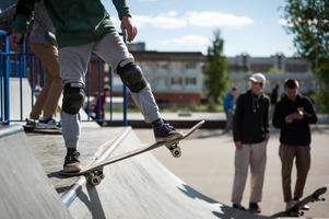 skateboarder gör de lura med en hoppa på de ramp. skateboarder flygande i de luft foto