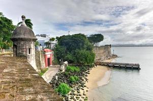 gammal san juan, puerto rico kust på paseo de la princesa från torg de la rogativa. foto