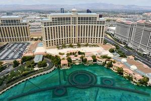 las vegas, nevada - Maj 24, 2014 - bellagio och kejsare palats se i las vegas. både hotell är bland 15 största hotell i de värld med 3 950 och 3 960 rum respektive. foto