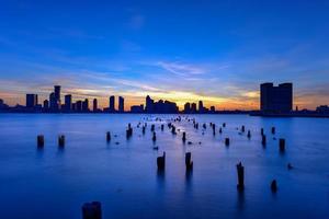 ny jersey horisont på solnedgång från manhattan, ny york stad över de hudson flod. foto