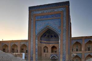 khoja berdibai madrasah byggd i 1688. de madrasah är ett av de äldsta madrasah som överlevde i khiva, uzbekistan upp till datum. foto