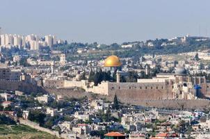 panorama- se på vit gammal jerusalem. de armon hanatziv promenad förbiser mest av jerusalem och erbjudanden en skön se av de stad. foto