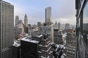 antenn se av de skyskrapor av stadens centrum manhattan i ny york stad efter en snöstorm. foto