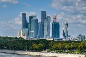 antenn se av de skyskrapor av moskva stad över de moskva flod, i Moskva, Ryssland. foto