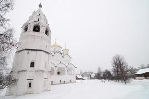 pokrovsky kloster i de gammal stad av suzdal i de gyllene ringa av Ryssland. foto