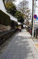 Osaka, japan på april 9, 2019. några japansk dagis barn är gående på en trottoar på en gata i osaka foto