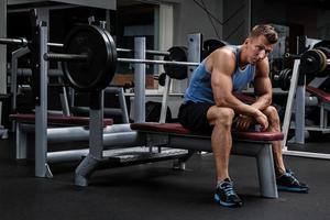 muskulös man under träna i de Gym foto