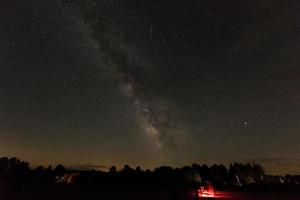 mörk himmel parkera med en se av de mjölkig sätt i körsbär fjädrar stat parkera i pennsylvania. foto