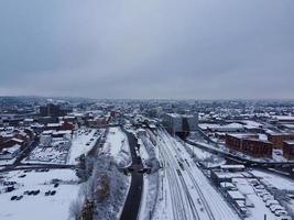 hög vinkel se av snö täckt norr lutons landskap och stadsbild, antenn antal fot av nordlig luton stad av England Storbritannien efter snö falla. de 1:a snö falla av detta vinter- av 2022 foto