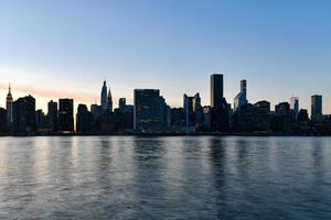 ny york stad - apr 7, 2021 - se av midtown manhattan på solnedgång från lång ö stad, drottningar, ny york stad. foto
