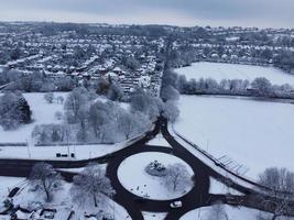 hög vinkel se av snö täckt norr lutons landskap och stadsbild, antenn antal fot av nordlig luton stad av England Storbritannien efter snö falla. de 1:a snö falla av detta vinter- av 2022 foto