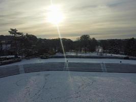 underbar se av lokal- offentlig parkera efter snö falla över England foto