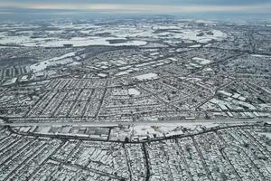 hög vinkel se av snö täckt norr lutons landskap och stadsbild, antenn antal fot av nordlig luton stad av England Storbritannien efter snö falla. de 1:a snö falla av detta vinter- av 2022 foto