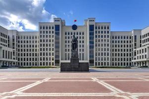 monument till lenin i främre av de parlament byggnad på oberoende fyrkant i minsk, belarus. foto