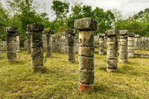 de marknadsföra på chichen itza, en stor, kolonnad byggnad med en rymlig interiör domstol, byggd i de maya-toltec stil 900-1200 annons. foto
