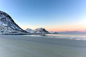 gryning på haukland strand, lofoten öar, Norge i de vinter. foto
