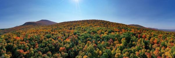 antenn se av falla lövverk längs de kattfärdighet bergen i upstate ny york längs fem stat se upp. foto