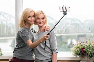 mor och dotter tar en selfie på Hem foto
