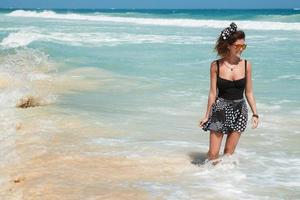 Lycklig och skön ung kvinna på de strand foto