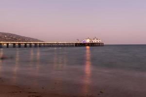 malibu, kalifornien - aug 27, 2020 - malibu pir längs malibu strand på solnedgång i malibu, Kalifornien. foto