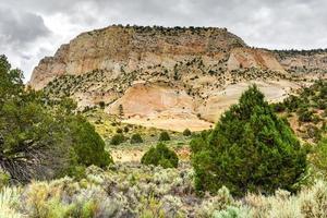 sten formationer längs de johnson kanjon väg i utah, usa. foto