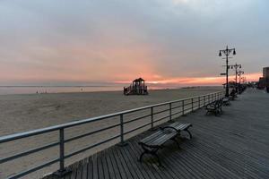 Brighton strand i Brooklyn, ny york på solnedgång. foto