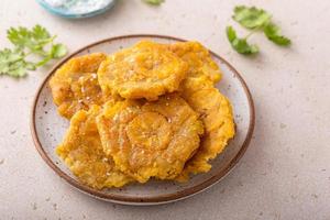 tostones, traditionell carribean maträtt, dubbelt friterad plantains foto