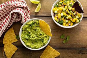 tortilla pommes frites med dips, guacamole och salsa foto