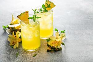 tropisk ananas cocktail, uppfriskande sommar dryck foto