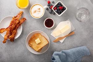 traditionell kontinental frukost med rostat bröd foto