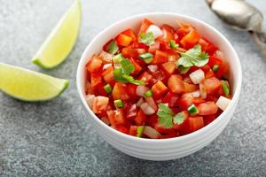 hemlagad pico de gallo med kalk foto