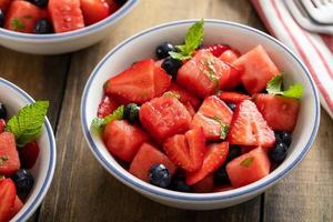 saftig och uppfriskande sommar frukt sallad med vattenmelon foto