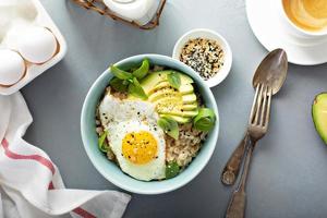 välsmakande gröt med ägg och avokado foto