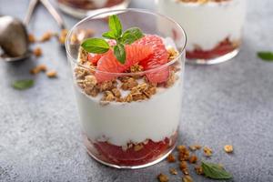 grapefrukt granola och yoghurt parfait foto