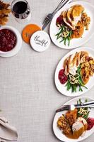 festlig tacksägelse middag tabell med plattor av mat foto