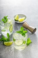 uppfriskande sommar mojito cocktail foto