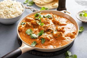 kyckling tikka masala, kokta marinerad kyckling i kryddat curry sås foto