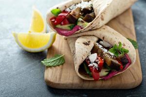 grillad grönsaker och hummus wraps foto