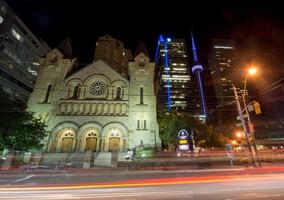 helgon andrews kyrka i toronto på natt foto