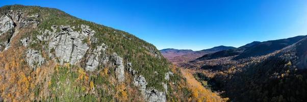 panorama- se av sent falla lövverk i smugglare hack, vermont. foto