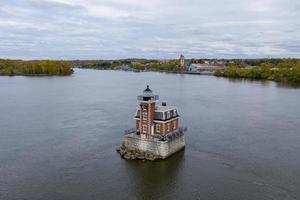 de hudson aten fyr, ibland kallad de hudson stad ljus, är en fyr belägen i de hudson flod i de stat av ny york foto