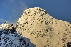 berg toppar från de stad av Nusfjord i de lofoten öar, Norge i de vinter. foto