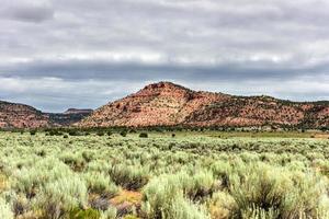 sten formationer längs de johnson kanjon väg i utah, usa. foto